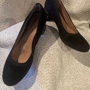 Vionic Black Suede Pump